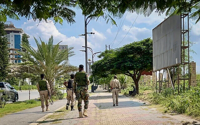 Des membres du Front de libération du peuple du Tigré (TPLF) marchant le long d'une route principale à Mekelle, le 23 septembre 2026, alors que les tensions s'intensifient dans le nord de l'Éthiopie après que les rebelles tigréens ont pris le contrôle des aéroports de la région. (Crédit : AFP)