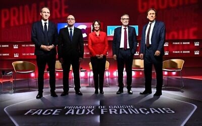 Raphaël Glucksmann, Emmanuel Maurel, Ségolène Royal, Olivier Faure et Jérôme Guedj, lors du premier débat de la primaire sociale-démocrate, sur le plateau de LCI, à Boulogne-Billancourt, le 23 septembre 2026. (Crédit :  JULIEN DE ROSA / AFP)