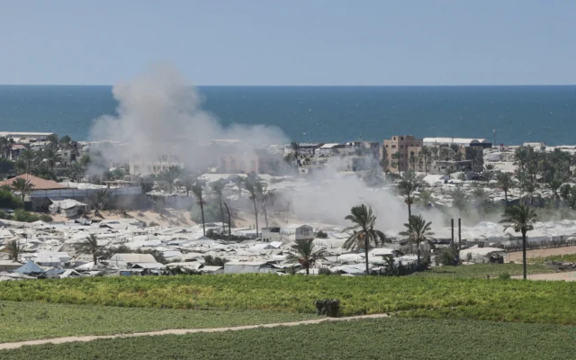 Des panaches de fumée s'élèvent après une frappe israélienne dans le quartier d'al-Mawasi à Khan Younès, dans le sud de la bande de Gaza, le 25 septembre 2026. (Crédit: Bashar Taleb/AFP)