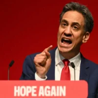 Le ministre britannique des Affaires étrangères, Ed Miliband, prononçant un discours au deuxième jour du congrès annuel du Parti travailliste à Liverpool, dans le nord-ouest de l'Angleterre, le 28 septembre 2026. (Crédit : Oli Scarff AFP)
