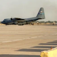 Un avion de transport C-130 Hercules de l’US Air Force se prépare à décoller de Camp Victory, aux abords de l’aéroport international de Bagdad, le 29 septembre 2026. (Crédit : Ammar Karim/AFP)