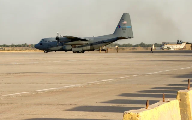 Un avion de transport C-130 Hercules de l’US Air Force se prépare à décoller de Camp Victory, aux abords de l’aéroport international de Bagdad, le 29 septembre 2026. (Crédit : Ammar Karim/AFP) Un avion de transport C-130 Hercules de l’US Air Force se prépare à décoller de Camp Victory, aux abords de l’aéroport international de Bagdad, le 29 septembre 2026. (Crédit : Ammar Karim/AFP)