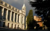 Wheeler Hall, South Hall et le Campanile en fin de journée, sur le campus de l’Université de Californie, à Berkeley, en Californie, le 21 décembre 2014. (Crédit : Eric Risberg/AP)