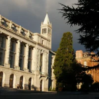 Wheeler Hall, South Hall et le Campanile en fin de journée, sur le campus de l’Université de Californie, à Berkeley, en Californie, le 21 décembre 2014. (Crédit : Eric Risberg/AP)
