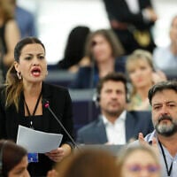 L'Espagnole Sira Rego prononce un discours au Parlement européen à Strasbourg, dans l'est de la France, le mercredi 3 juillet 2019. (Crédit : AP/Jean-François Badias)