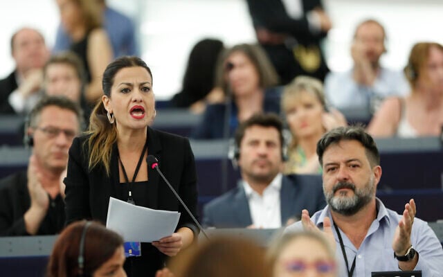 L'Espagnole Sira Rego prononce un discours au Parlement européen à Strasbourg, dans l'est de la France, le mercredi 3 juillet 2019. (Crédit : AP/Jean-François Badias) L'Espagnole Sira Rego prononce un discours au Parlement européen à Strasbourg, dans l'est de la France, le mercredi 3 juillet 2019. (Crédit : AP/Jean-François Badias)