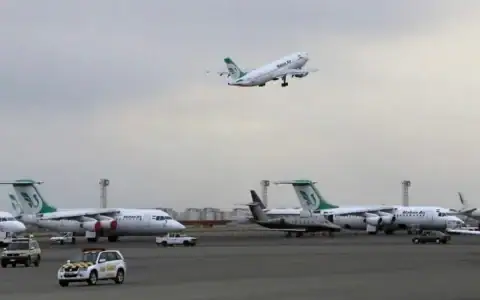 Illustration : Un avion de ligne de Mahan Air décollant de l’aéroport de Mehrabad à Téhéran, en Iran, le 7 février 2016. (Crédit : Vahid Salemi/AP)