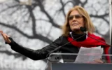 L'écrivaine et militante politique Gloria Steinem s'adresse à la foule lors de la "Marche des femmes" à Washington, le 21 janvier 2017, à Washington. (AP/Jose Luis Magana)