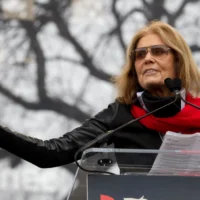 L'écrivaine et militante politique Gloria Steinem s'adresse à la foule lors de la "Marche des femmes" à Washington, le 21 janvier 2017, à Washington. (AP/Jose Luis Magana)