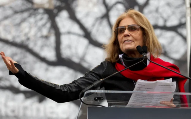 L'écrivaine et militante politique Gloria Steinem s'adresse à la foule lors de la "Marche des femmes" à Washington, le 21 janvier 2017, à Washington. (AP/Jose Luis Magana)