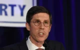 Brett Smiley, alors maire élu de Providence, prononce un discours lors d’un rassemblement électoral réunissant candidats démocrates et partisans du Rhode Island, à Providence, le 8 novembre 2022. (Crédit : Mark Stockwell/AP)