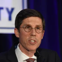 Brett Smiley, alors maire élu de Providence, prononce un discours lors d’un rassemblement électoral réunissant candidats démocrates et partisans du Rhode Island, à Providence, le 8 novembre 2022. (Crédit : Mark Stockwell/AP)