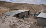 Illustration : Un Palestinien chez lui, dans la communauté bédouine de Jinba, à Masafer Yatta, en Cisjordanie, le 6 mai 2022. (Crédit : Nasser Nasser/AP)
