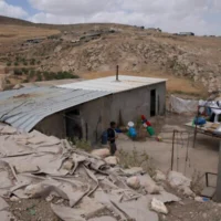 Illustration : Un Palestinien chez lui, dans la communauté bédouine de Jinba, à Masafer Yatta, en Cisjordanie, le 6 mai 2022. (Crédit : Nasser Nasser/AP)