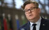 Le ministre suédois de la Justice, Gunnar Strömmer, s'adresse aux médias à son arrivée à une réunion des ministres de l'Intérieur de l'UE au Conseil européen à Bruxelles, le jeudi 9 mars 2023. (Crédit : AP Photo/Virginia Mayo)