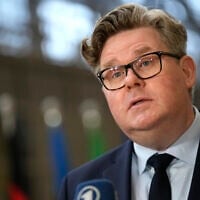 Le ministre suédois de la Justice, Gunnar Strömmer, s'adresse aux médias à son arrivée à une réunion des ministres de l'Intérieur de l'UE au Conseil européen à Bruxelles, le jeudi 9 mars 2023. (Crédit : AP Photo/Virginia Mayo)