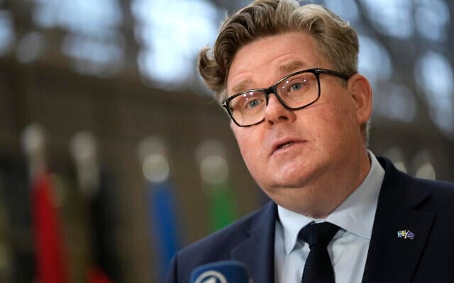 Le ministre suédois de la Justice, Gunnar Strömmer, s'adresse aux médias à son arrivée à une réunion des ministres de l'Intérieur de l'UE au Conseil européen à Bruxelles, le jeudi 9 mars 2023. (Crédit : AP Photo/Virginia Mayo)