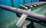 Illustration : sur cette image publiée par le site officiel du ministère iranien de la Défense, le 25 juillet 2023, des missiles de croisière navals « Abu Mahdi » sont présentés lors d’une cérémonie de remise des missiles à la Marine nationale et à la Marine des Gardiens de la Révolution islamique. (Crédit: Ministère iranien de la Défense via AP)