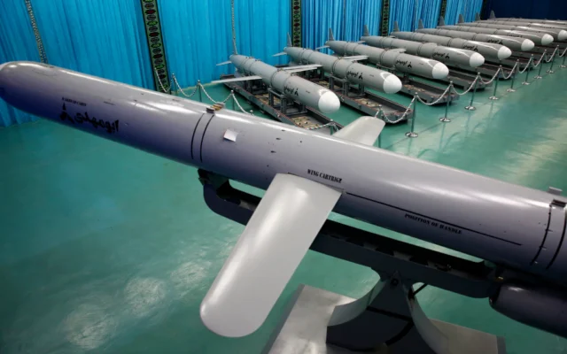 Illustration : sur cette image publiée par le site officiel du ministère iranien de la Défense, le 25 juillet 2023, des missiles de croisière navals « Abu Mahdi » sont présentés lors d’une cérémonie de remise des missiles à la Marine nationale et à la Marine des Gardiens de la Révolution islamique. (Crédit: Ministère iranien de la Défense via AP)