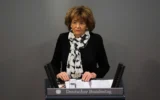Charlotte Knobloch, survivante de la Shoah, prononce un discours au Parlement fédéral allemand, le Bundestag, dans le bâtiment du Reichstag à Berlin, en Allemagne, le mercredi 27 janvier 2021. (Crédit: AP/Markus Schreiber)
