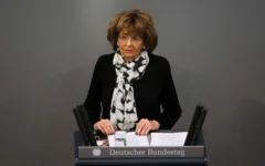Charlotte Knobloch, survivante de la Shoah, prononce un discours au Parlement fédéral allemand, le Bundestag, dans le bâtiment du Reichstag à Berlin, en Allemagne, le mercredi 27 janvier 2021. (Crédit: AP/Markus Schreiber)