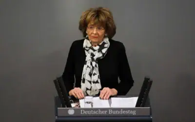 Charlotte Knobloch, survivante de la Shoah, prononce un discours au Parlement fédéral allemand, le Bundestag, dans le bâtiment du Reichstag à Berlin, en Allemagne, le mercredi 27 janvier 2021. (Crédit: AP/Markus Schreiber)