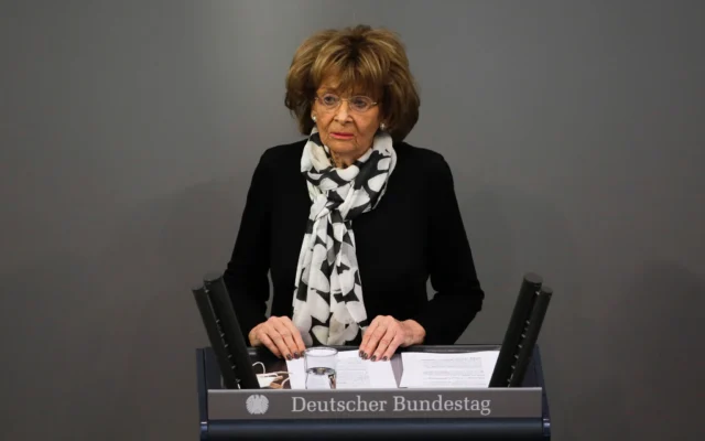 Charlotte Knobloch, survivante de la Shoah, prononce un discours au Parlement fédéral allemand, le Bundestag, dans le bâtiment du Reichstag à Berlin, en Allemagne, le mercredi 27 janvier 2021. (Crédit: AP/Markus Schreiber)