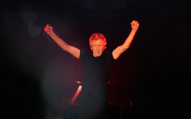 Roger Waters se produit à Montevideo, en Uruguay, le 17 novembre 2023. (Crédit: AP Photo/Matilde Campodonico)