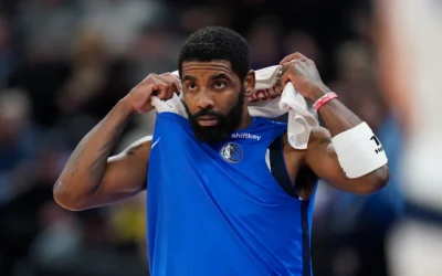 Le meneur des Dallas Mavericks, Kyrie Irving, entre sur le terrain après avoir débuté sur le banc lors de la première mi-temps d’un match de NBA contre le Jazz de l’Utah, à Salt Lake City, le 1ᵉʳ janvier 2024. (Crédit : Rick Bowmer/AP)