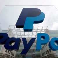 Une enseigne PayPal à San José, en Californie, le 10 mars 2015. (Crédit : Jeff Chiu/AP)