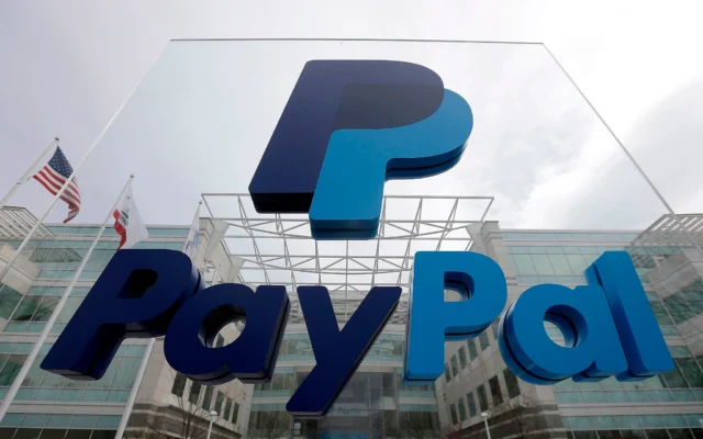 Une enseigne PayPal à San José, en Californie, le 10 mars 2015. (Crédit : Jeff Chiu/AP)