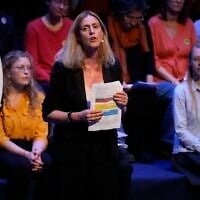 L’auteure belge Geneviève Damas prononce un discours lors de la rencontre du pape François avec des étudiants, à Ottignies-Louvain-la-Neuve, en Belgique, le samedi 28 septembre 2024. (Crédit : Andrew Medichini/AP)