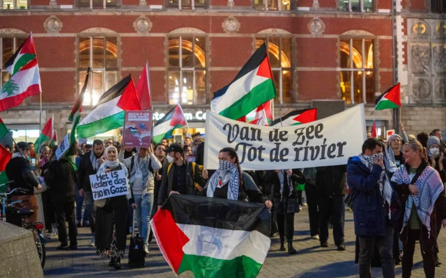 Photo d’illustration : un manifestant anti-israélien et pro-palestinien tient une pancarte sur laquelle est écrit "Chaque jour est le 7 octobre », tandis qu’une banderole porte l’inscription "De la mer jusqu'au fleuve", lors d’une manifestation organisée en même temps qu’une commémoration pro-israélienne marquant l’anniversaire du pogrom du Hamas du 7 octobre 2023, à Amsterdam, aux Pays-Bas, le 7 octobre 2024. (Crédit: AP Photo/Peter Dejong) Photo d’illustration : un manifestant anti-israélien et pro-palestinien tient une pancarte sur laquelle est écrit "Chaque jour est le 7 octobre », tandis qu’une banderole porte l’inscription "De la mer jusqu'au fleuve", lors d’une manifestation organisée en même temps qu’une commémoration pro-israélienne marquant l’anniversaire du pogrom du Hamas du 7 octobre 2023, à Amsterdam, aux Pays-Bas, le 7 octobre 2024. (Crédit: AP Photo/Peter Dejong)