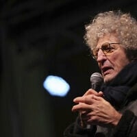 Le réalisateur français Elie Chouraqui prononce un discours lors d'un rassemblement de soutien aux otages détenus dans la bande de Gaza depuis l'attaque du Hamas contre Israël le 7 octobre 2023, à Paris, en France, le samedi 18 septembre 2025. (Crédit :  Aurélien Morissard/AP)