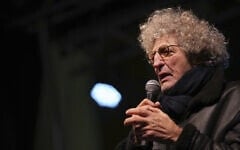 Le réalisateur français Elie Chouraqui prononce un discours lors d'un rassemblement de soutien aux otages détenus dans la bande de Gaza depuis l'attaque du Hamas contre Israël le 7 octobre 2023, à Paris, en France, le samedi 18 septembre 2025. (Crédit :  Aurélien Morissard/AP)