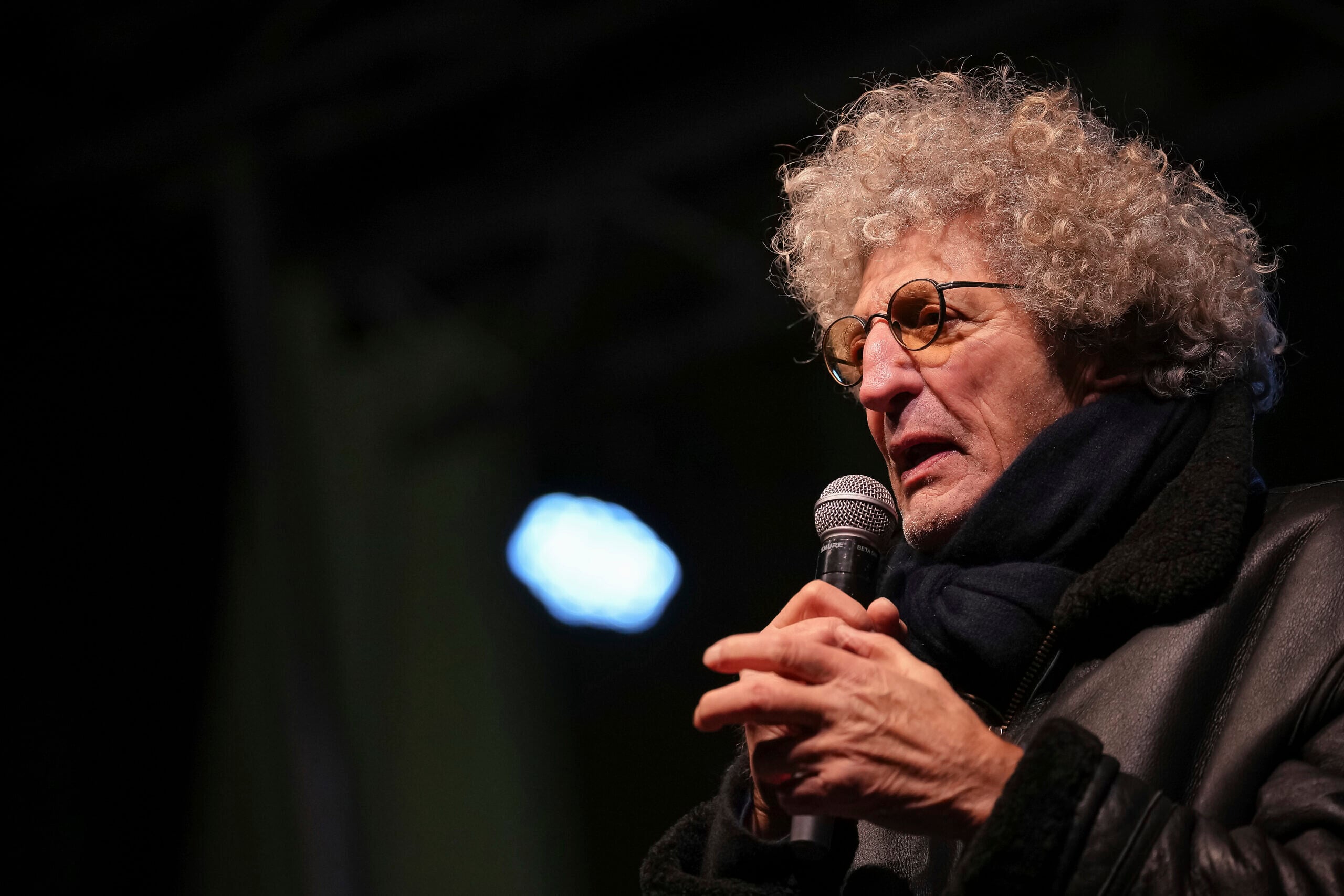 Le réalisateur français Elie Chouraqui prononce un discours lors d'un rassemblement de soutien aux otages détenus dans la bande de Gaza depuis l'attaque du Hamas contre Israël le 7 octobre 2023, à Paris, en France, le samedi 18 septembre 2025. (Crédit : Aurélien Morissard/AP) Le réalisateur français Elie Chouraqui prononce un discours lors d'un rassemblement de soutien aux otages détenus dans la bande de Gaza depuis l'attaque du Hamas contre Israël le 7 octobre 2023, à Paris, en France, le samedi 18 septembre 2025. (Crédit : Aurélien Morissard/AP)