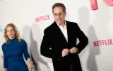 Jerry Seinfeld, à droite, et Jessica Seinfeld assistent à la première du film « Kinda Pregnant » de Netflix au Plaza Hotel, le 3 février 2025, à New York. (Crédit : Evan Agostini/Invision/AP)