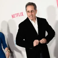 Jerry Seinfeld, à droite, et Jessica Seinfeld assistent à la première du film « Kinda Pregnant » de Netflix au Plaza Hotel, le 3 février 2025, à New York. (Crédit : Evan Agostini/Invision/AP)