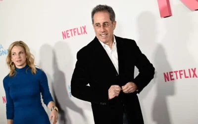 Jerry Seinfeld, à droite, et Jessica Seinfeld assistent à la première du film « Kinda Pregnant » de Netflix au Plaza Hotel, le 3 février 2025, à New York. (Crédit : Evan Agostini/Invision/AP)