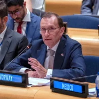 Espen Barth Eide, ministre norvégien des Affaires étrangères, prenant la parole lors d'une conférence internationale de haut niveau sur le règlement pacifique de la question palestinienne et la mise en œuvre de la solution à deux États, qui s'est tenue au siège de l'ONU, le 28 juillet 2025. (Crédit : Adam Gray/AP)