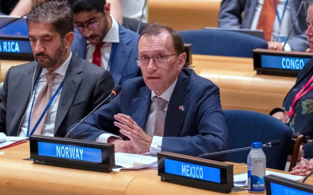 Espen Barth Eide, ministre norvégien des Affaires étrangères, prenant la parole lors d'une conférence internationale de haut niveau sur le règlement pacifique de la question palestinienne et la mise en œuvre de la solution à deux États, qui s'est tenue au siège de l'ONU, le 28 juillet 2025. (Crédit : Adam Gray/AP)