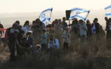 Des militants de droite participent à un rassemblement appelant au rétablissement des implantations juives dans la bande de Gaza, près de la frontière, dans le sud d'Israël, le 30 juillet 2025. (AP Photo/Ohad Zwigenberg)