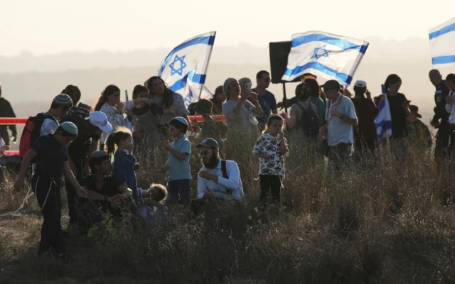 Des militants de droite participent à un rassemblement appelant au rétablissement des implantations juives dans la bande de Gaza, près de la frontière, dans le sud d'Israël, le 30 juillet 2025. (AP Photo/Ohad Zwigenberg)