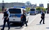 Illustration : des policiers montent la garde sur un pont à Berlin, en Allemagne, le 13 août 2025. (Crédit : AP Photo/Ebrahim Noroozi)