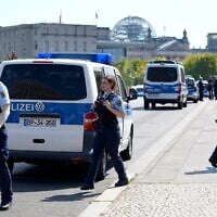Illustration : des policiers montent la garde sur un pont à Berlin, en Allemagne, le 13 août 2025. (Crédit : AP Photo/Ebrahim Noroozi)
