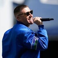 Le rappeur Macklemore se produisant avant un match de football américain de la NFL opposant les Seahawks de Seattle aux Titans du Tennessee, à Seattle, le 19 septembre 2021. (Crédit : Elaine Thompson/AP Photo)