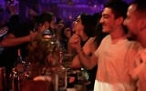 Des client savourent une boisson dans un bar tout en profitant de la première soirée du week-end à Damas, en Syrie, aux petites heures de la matinée du vendredi 3 octobre 2025. (crédit : AP Photo/Hussein Malla)