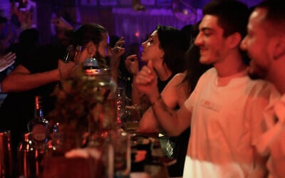 Des client savourent une boisson dans un bar tout en profitant de la première soirée du week-end à Damas, en Syrie, aux petites heures de la matinée du vendredi 3 octobre 2025. (crédit : AP Photo/Hussein Malla)