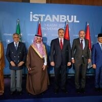 De gauche à droite, le ministre d’État aux Affaires étrangères du Qatar, Sultan ben Saad al-Muraikhi, le vice-Premier ministre et ministre des Affaires étrangères du Pakistan, Mohammad Ishaq Dar, le ministre des Affaires étrangères de l’Arabie saoudite, Faisal ben Farhan al-Saud, le ministre turc des Affaires étrangères, Hakan Fidan, le ministre jordanien des Affaires étrangères, Ayman Safadi, le ministre indonésien des Affaires étrangères, Sugiono, et le ministre des Affaires étrangères des Émirats arabes unis, Khalifa Shaheen al-Marar, posant pour une photo de groupe avant leur réunion consacrée au cessez-le-feu et aux prochaines étapes pour Gaza, à Istanbul, en Turquie, le 3 novembre 2025. (Crédit : Khalil Hamra/AP)