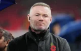 L’ancienne star du football Wayne Rooney sur le terrain avant le match de Ligue des champions opposant Liverpool au Real Madrid, à Liverpool, en Angleterre, le 4 novembre 2025. (Crédit : Jon Super/AP)